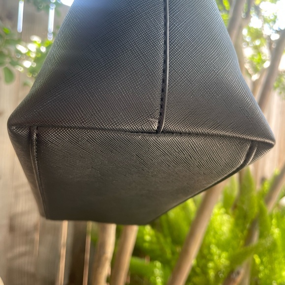 Lovely Anne Klein Tote with a Green Tree Frog on Bird of Paradise Art added - Picture 3 of 6